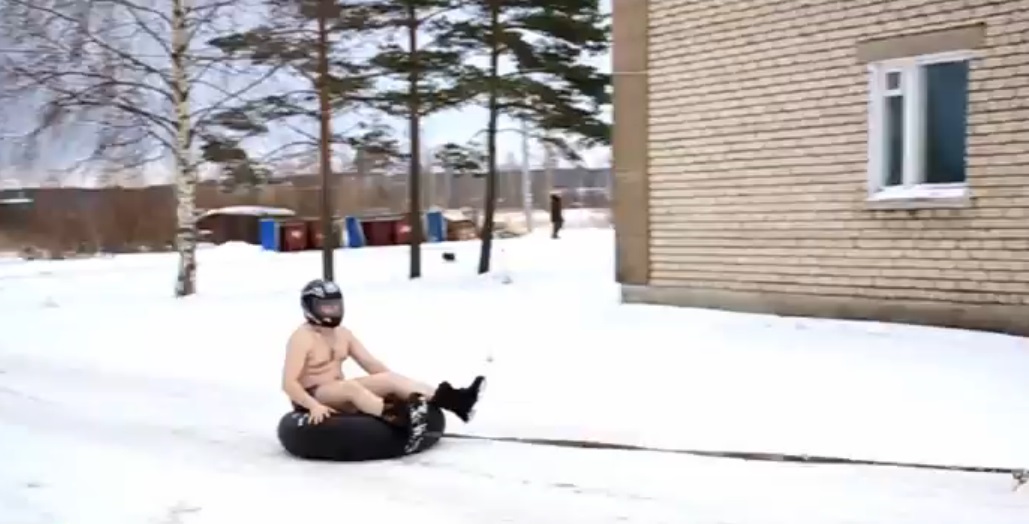 Луда забава Руса на снегу